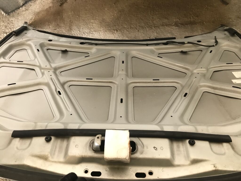 Капот на Nissan Sunny FB15 Фото 2