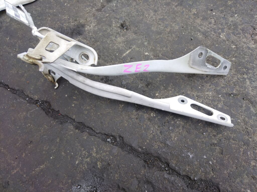 Крепление капота на Honda Insight ZE2