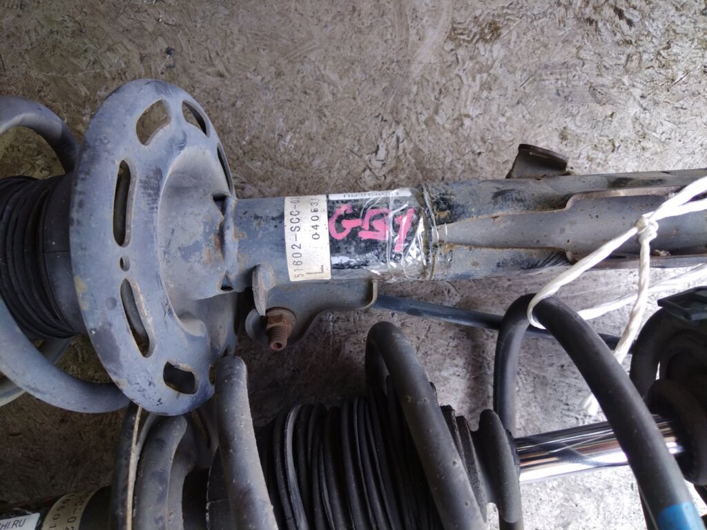 Стойка амортизатора на Honda Mobilio GB1 L15A, Переднее расположение