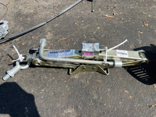 Домкрат на Honda Elysion RR1