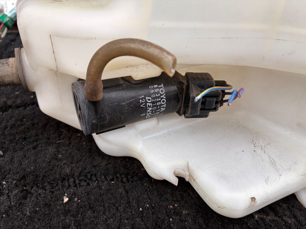 Бачок омывателя на Toyota Corona Premio AT211 85315-20390