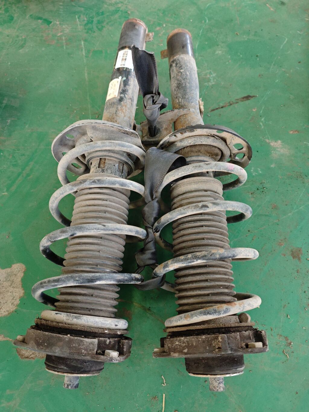 Стойка амортизатора на Skoda Octavia 1Z CDF 1KD413031A, Переднее расположение