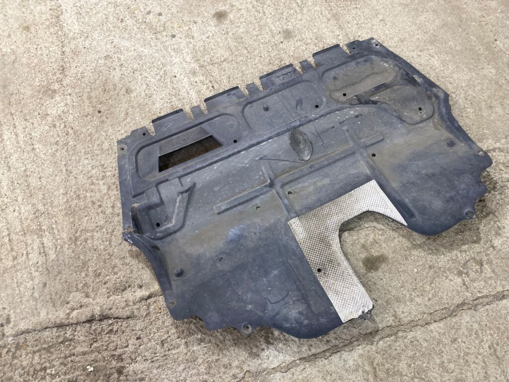 Защита двигателя 6R0825235A на Volkswagen Polo 6R Фото 2
