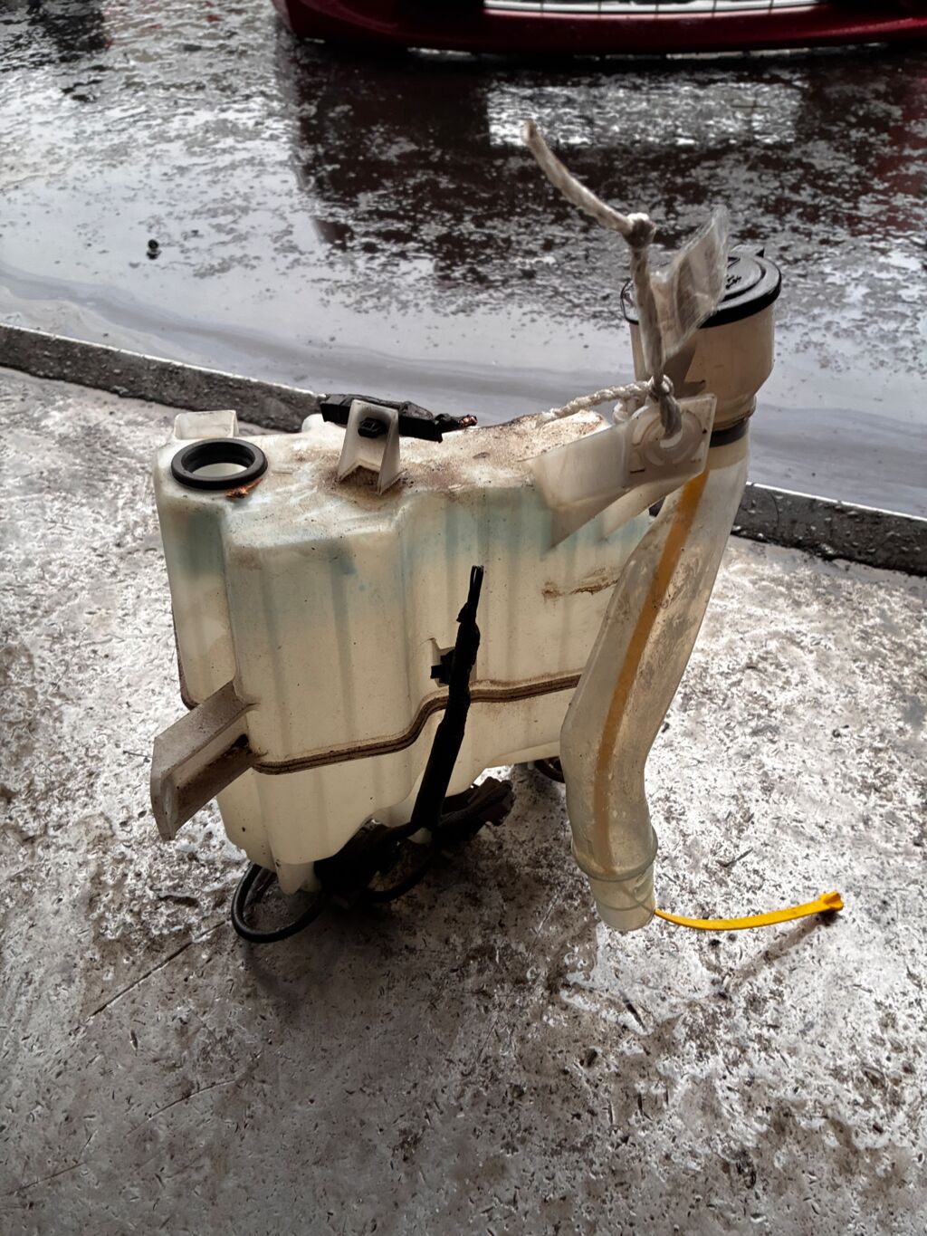 Бачок омывателя на Toyota Prius ZVW30