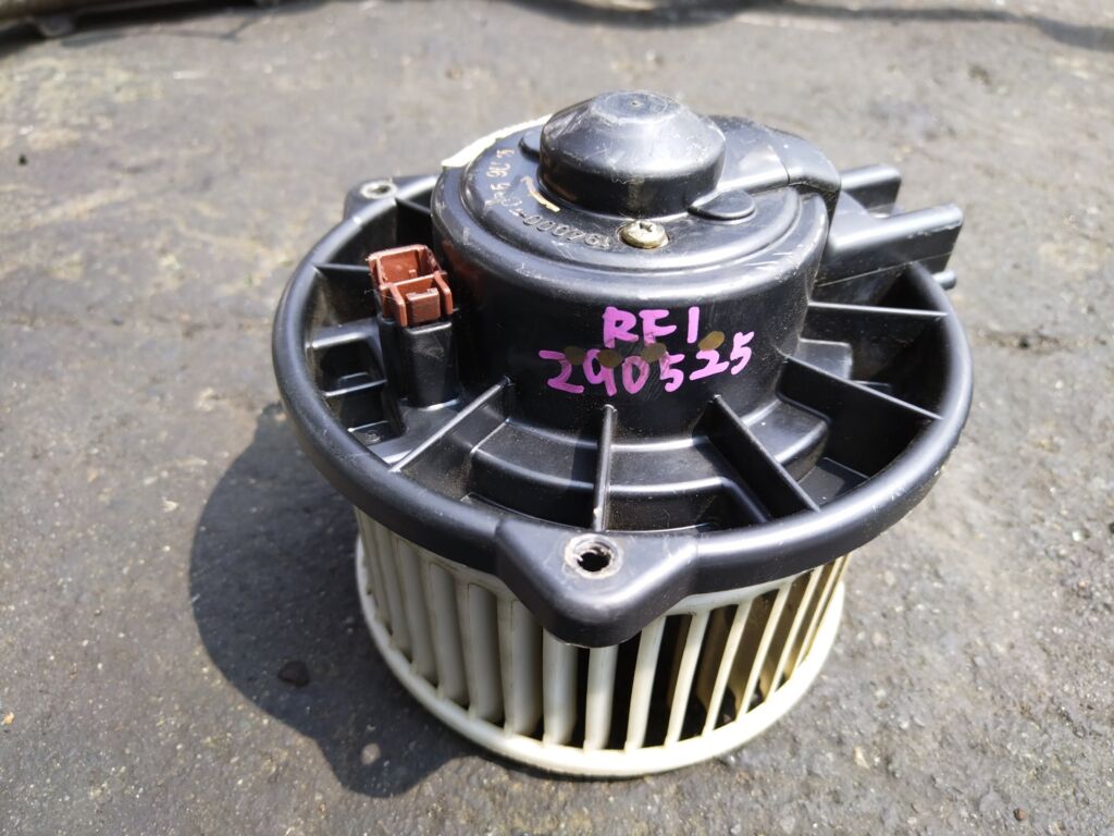 Мотор печки на Honda Stepwgn RF1