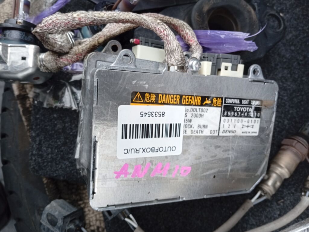 Блок розжига ксенона на Toyota Isis ANM10G 85967-41010