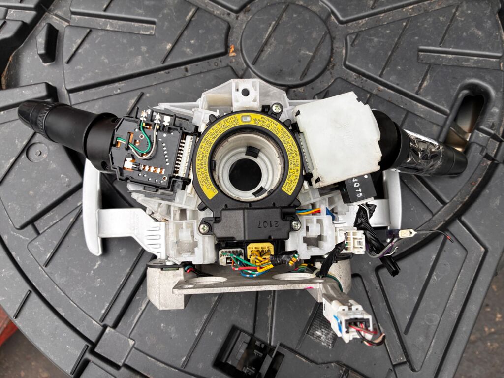 Переключатель поворотов на Mitsubishi Delica D5 CV5W 8651A084  8600A170