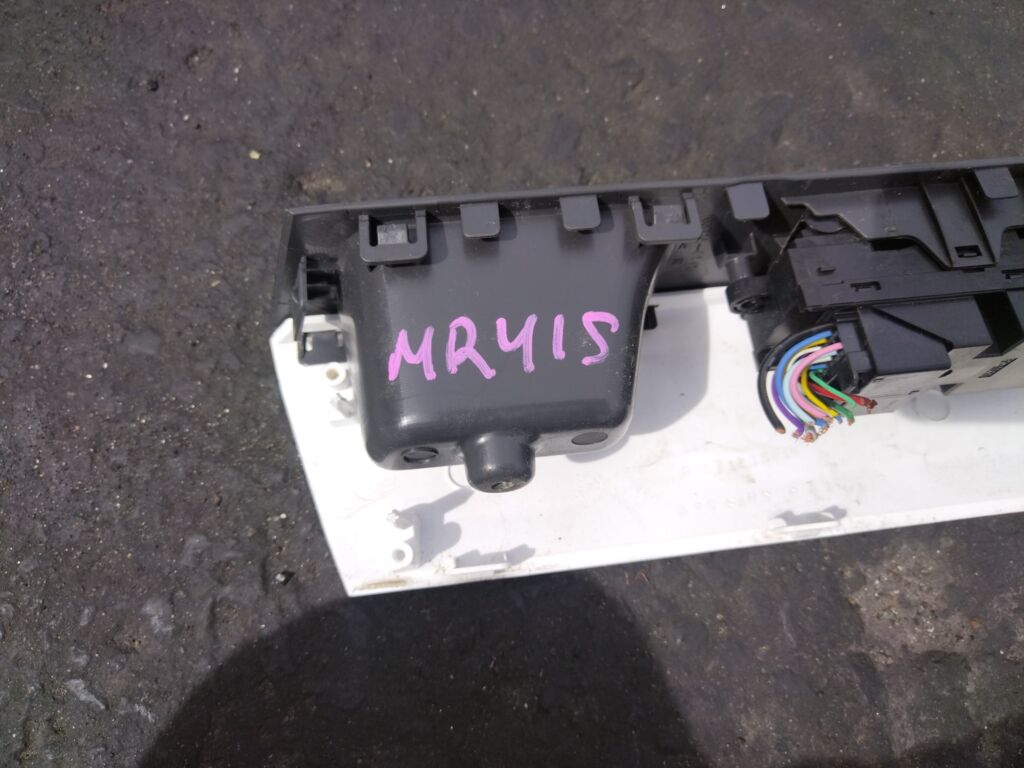 Блок упр-я стеклоподъемниками на Suzuki Hustler MR41S 37990-65P00, Переднее Правое расположение