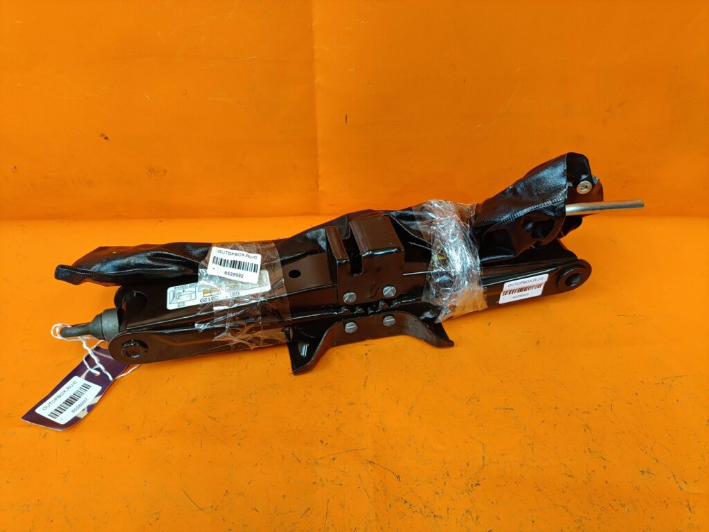 Домкрат на Toyota Noah ZRR70G