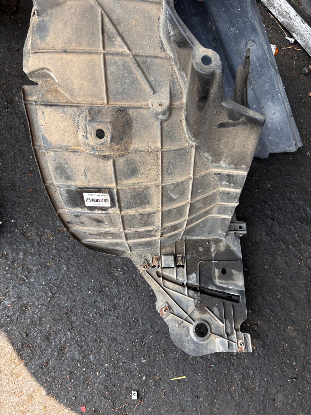 Подкрылок на Nissan Note E11 HR15DE 212630  2711FP1  2711FP1T  63840-1U600  63840-8Y20A  63840-9U000  63840-9U20A  63840-9U20B  638401U600  638429U000  8400-618  915.NS11115R  974592  DS11174AR  DT501016L0R00  FP 5013 388  NNNOT06-300-R  NNNOT06300R  NNNOT06301R  PDS11174AR  ST-DTE1-016L-1, Переднее Правое расположение
