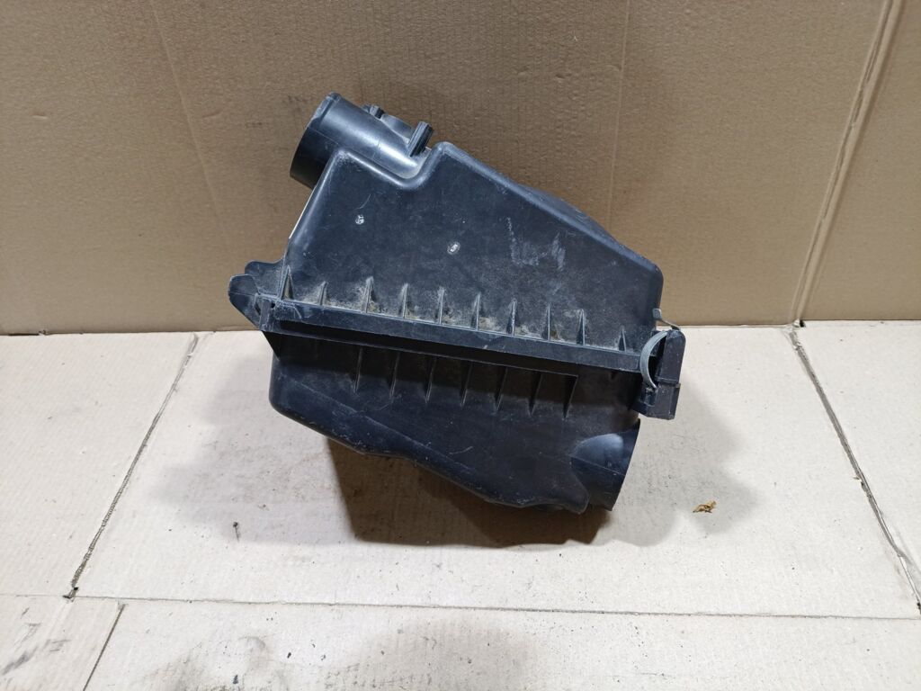 Корпус воздушного фильтра на Toyota Isis ZNM10G 1ZZ-FE 17700-22120