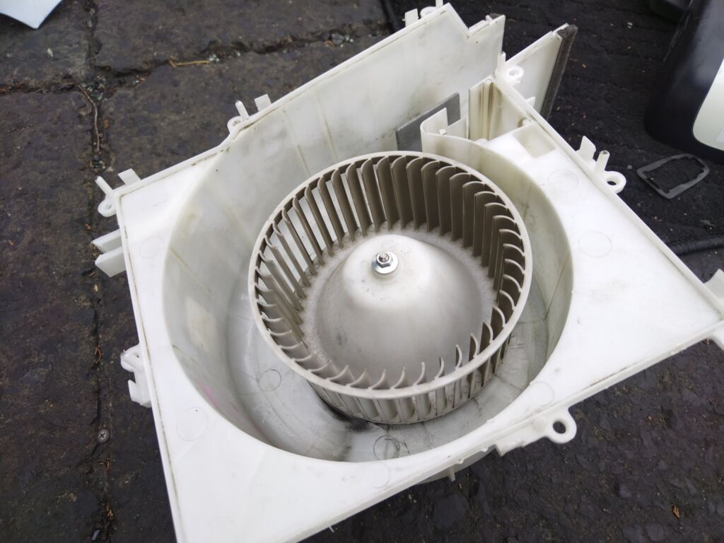 Мотор печки на Nissan X-Trail NT30