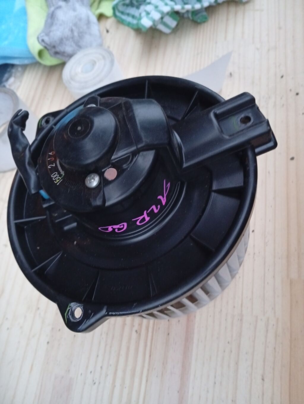 Мотор печки на Toyota Noah AZR60G