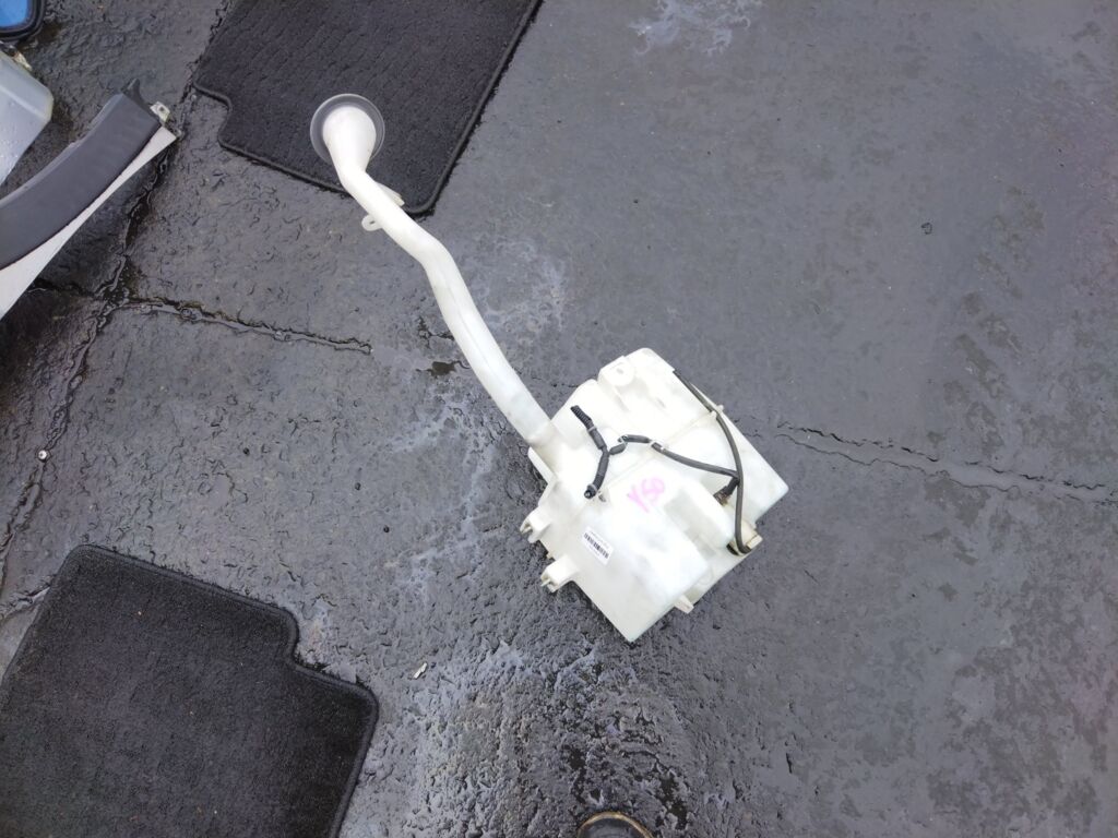 Бачок омывателя на Nissan Fuga Y50