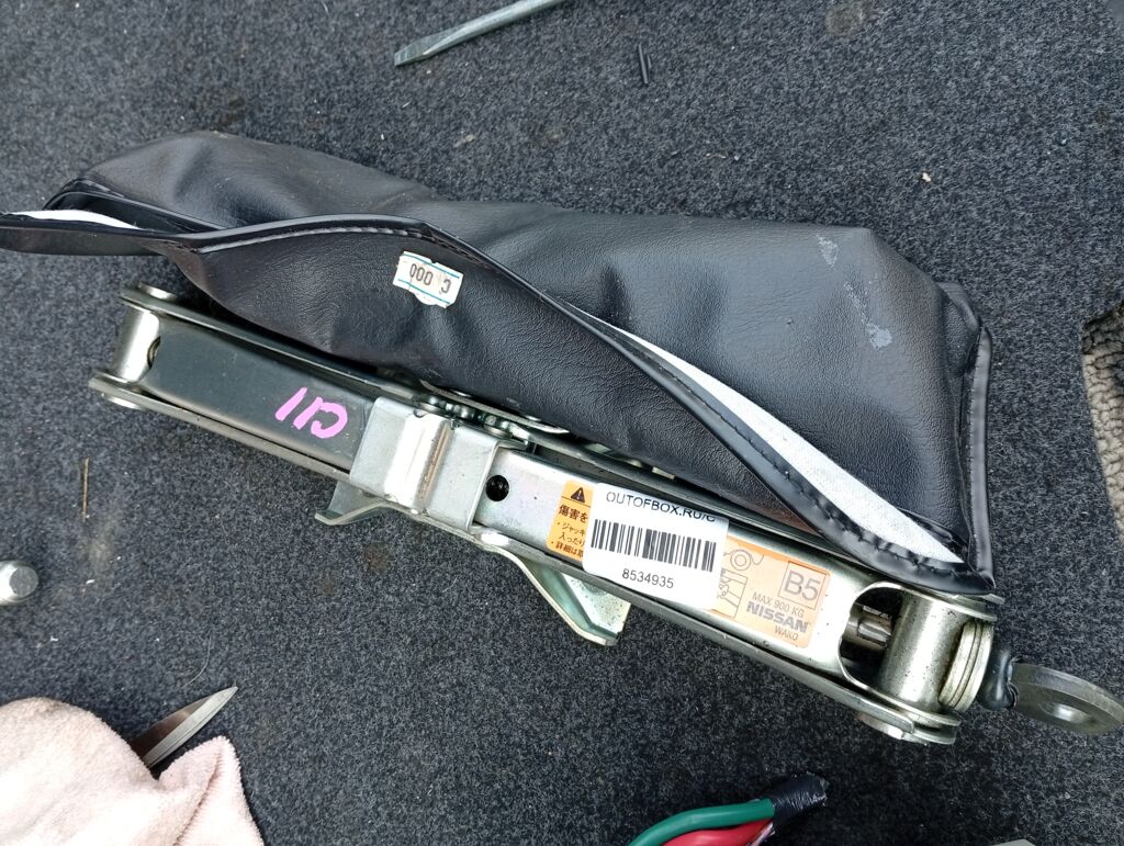 Домкрат на Nissan Tiida C11