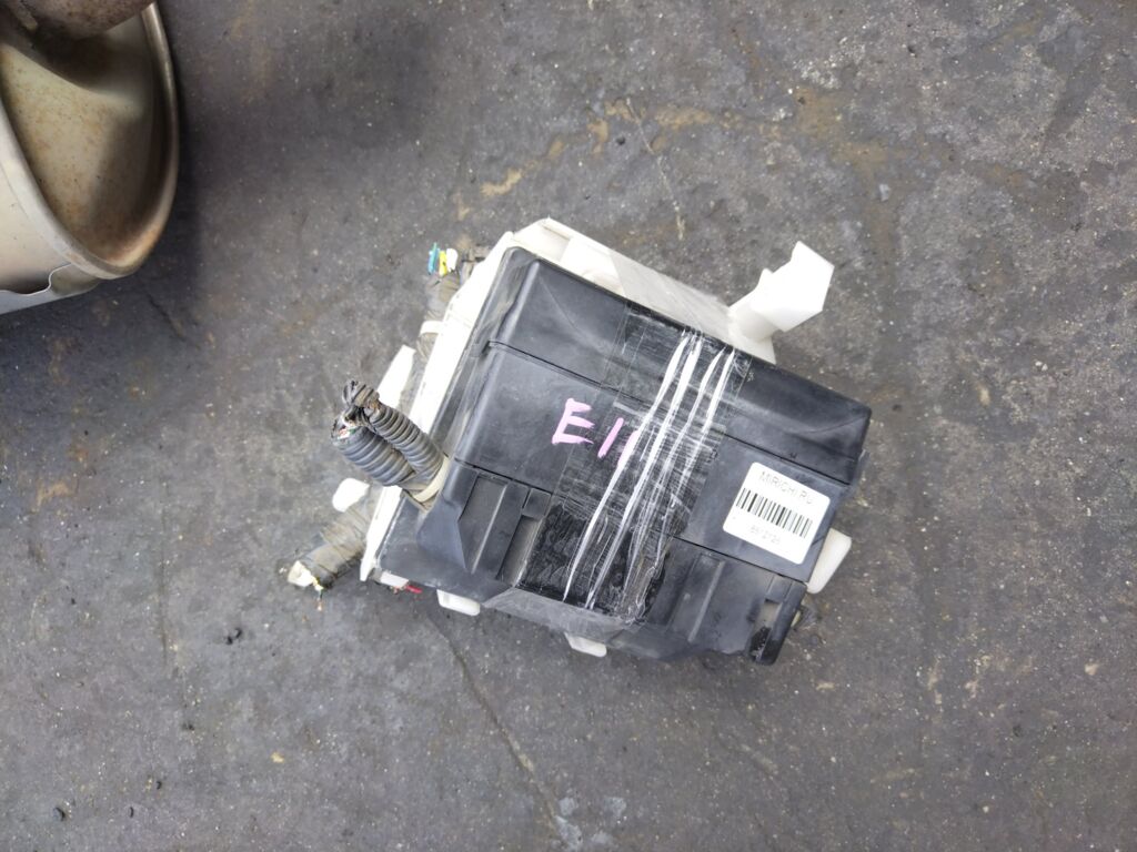 Блок предохранителей на Nissan Note E11 HR15DE