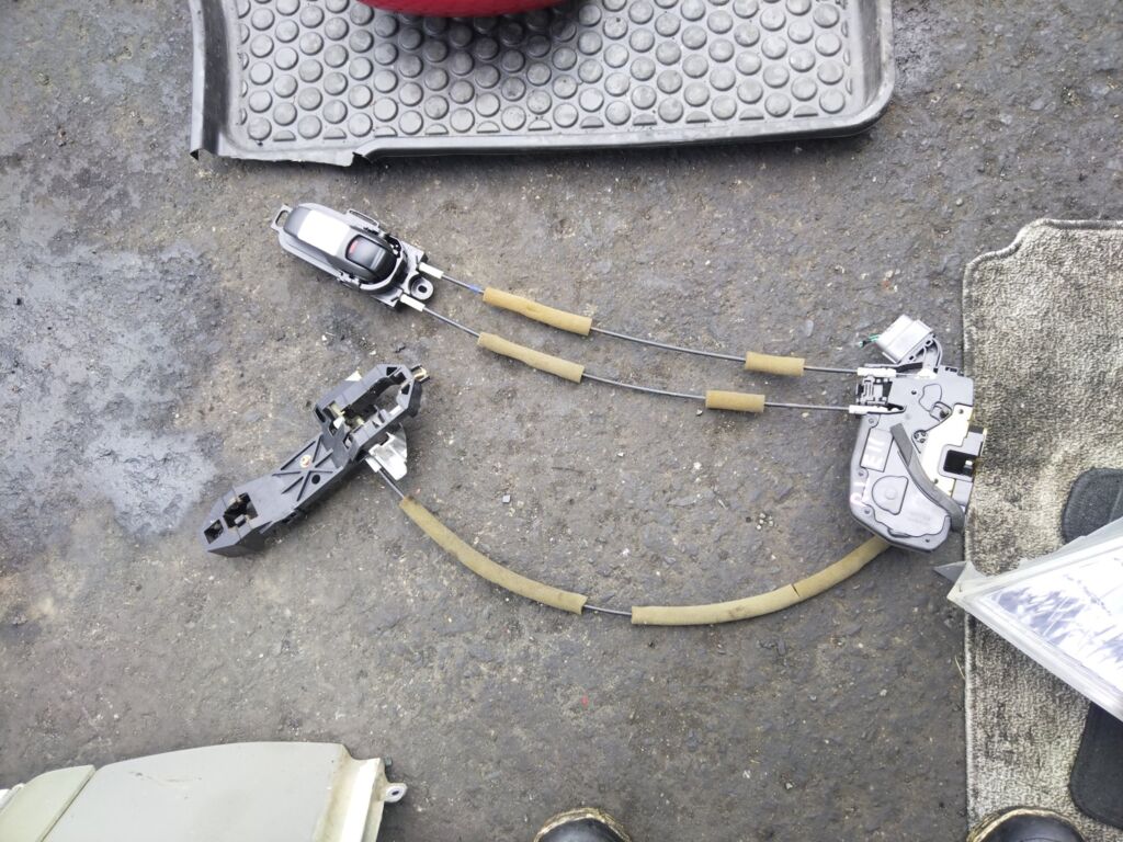 Замок двери на Nissan Note E11, Заднее Левое расположение