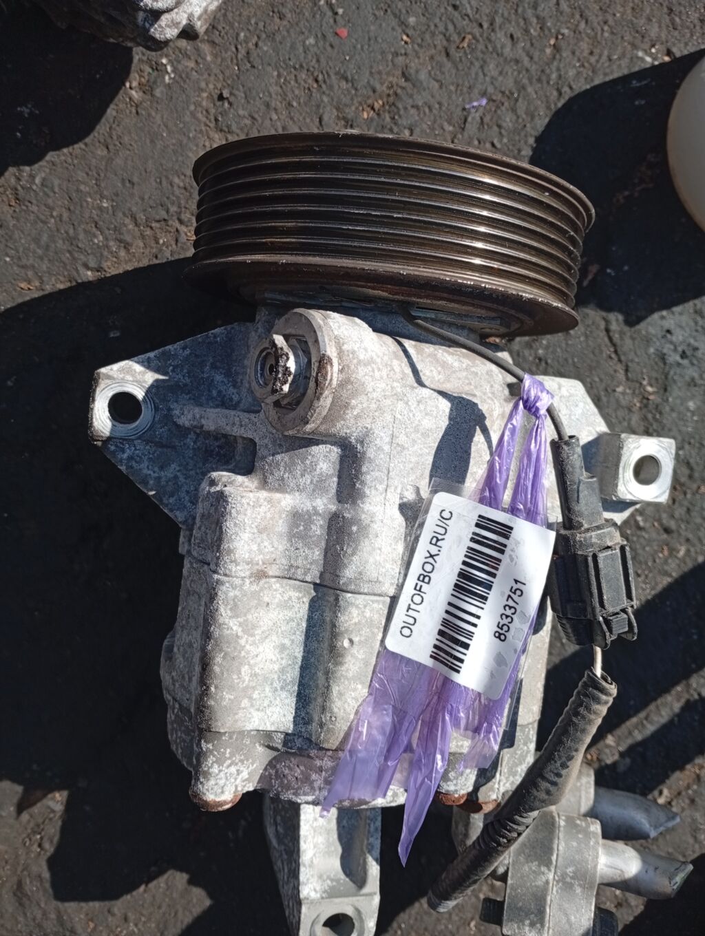 Компрессор кондиционера на Nissan Note E11 HR15DE 92600-ED07B