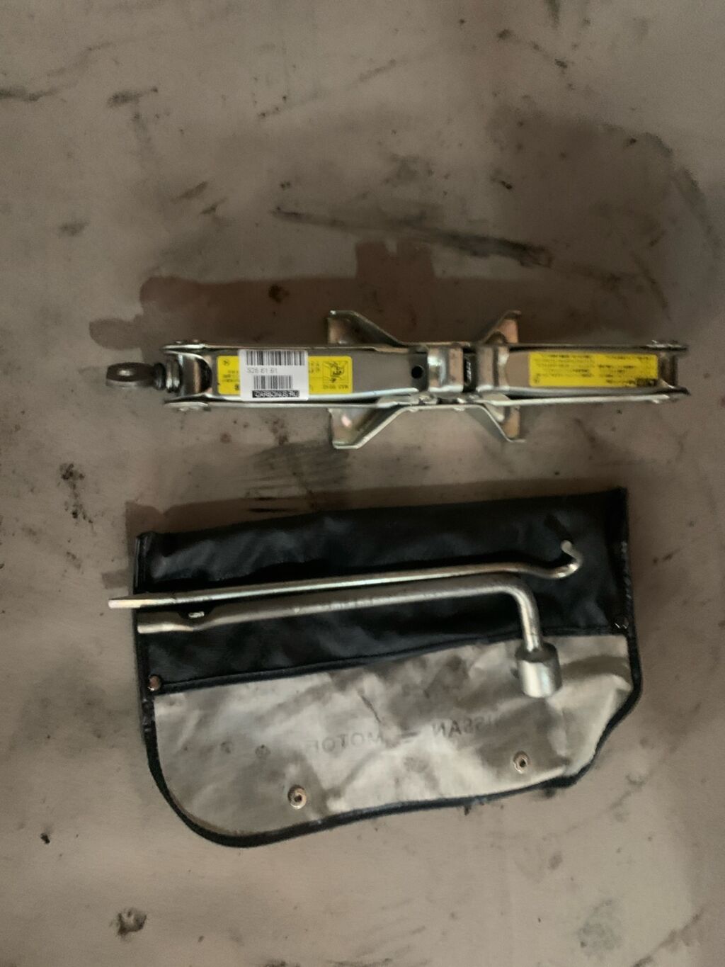 Домкрат на Nissan Sunny FB15