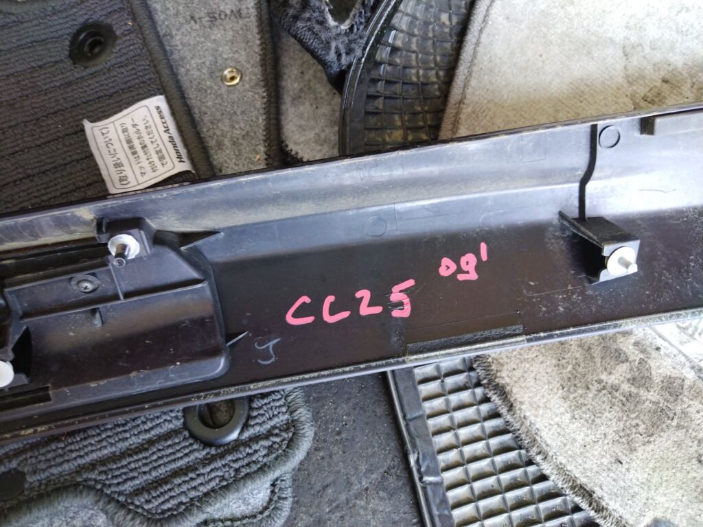 Спойлер на Nissan Serena CC25, Заднее расположение