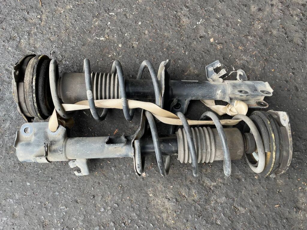 Стойка амортизатора на Nissan Note E11 HR15DE, Переднее расположение