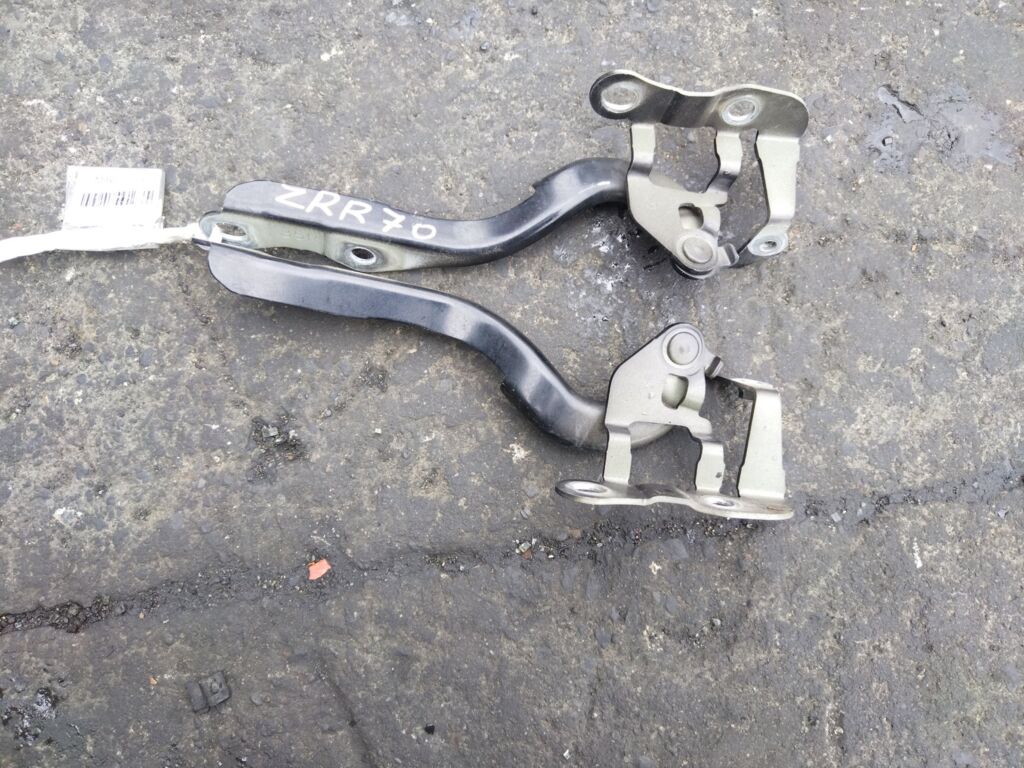 Крепление капота на Toyota Voxy ZRR70G