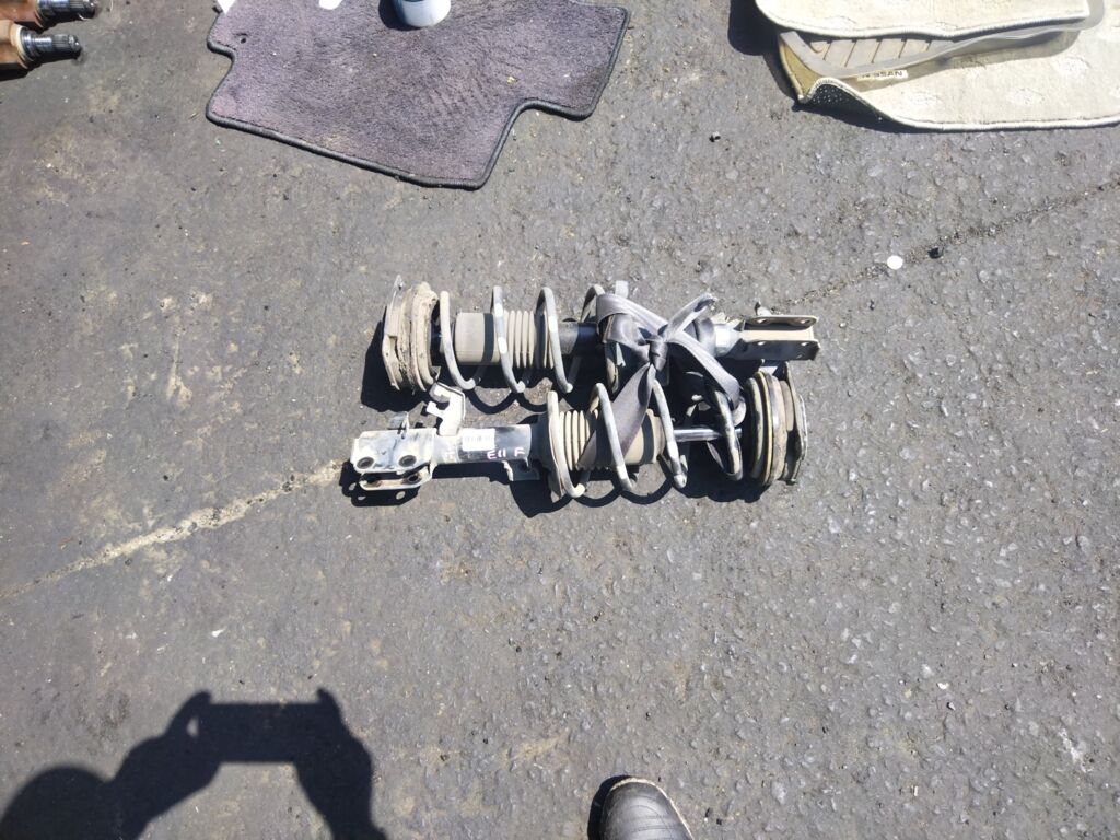 Стойка амортизатора на Nissan Note E11 HR15DE, Переднее расположение