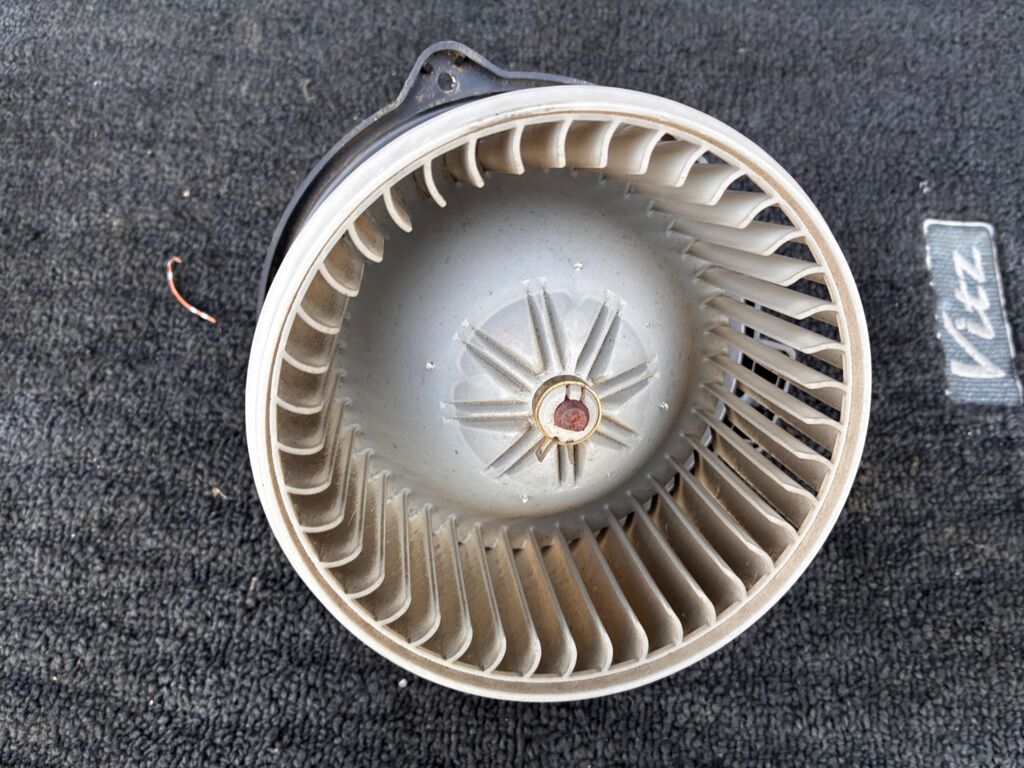 Мотор печки на Toyota Funcargo NCP20