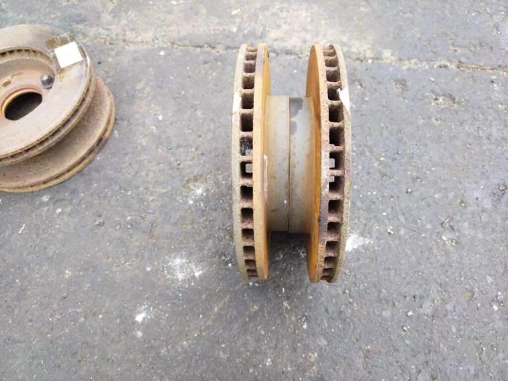 Тормозной диск на Nissan Note E11 HR15DE 40206 AX000  40206 CT40A, Переднее расположение