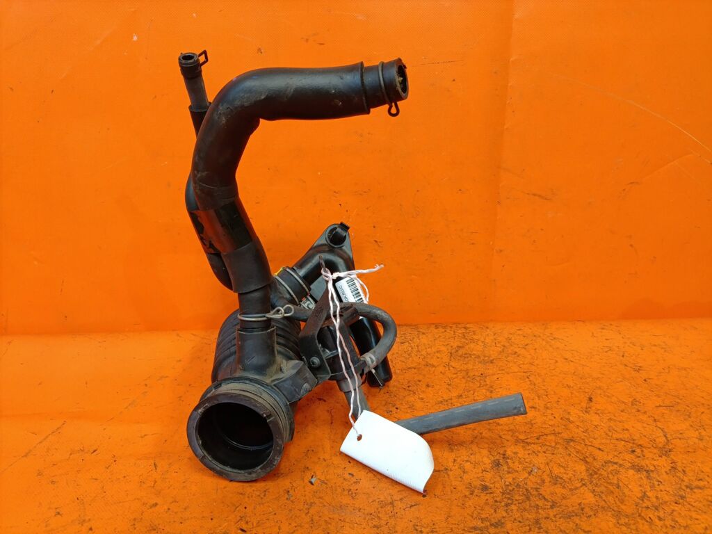 Патрубок воздушн.фильтра на Toyota Spade NCP141 1NZ-FE
