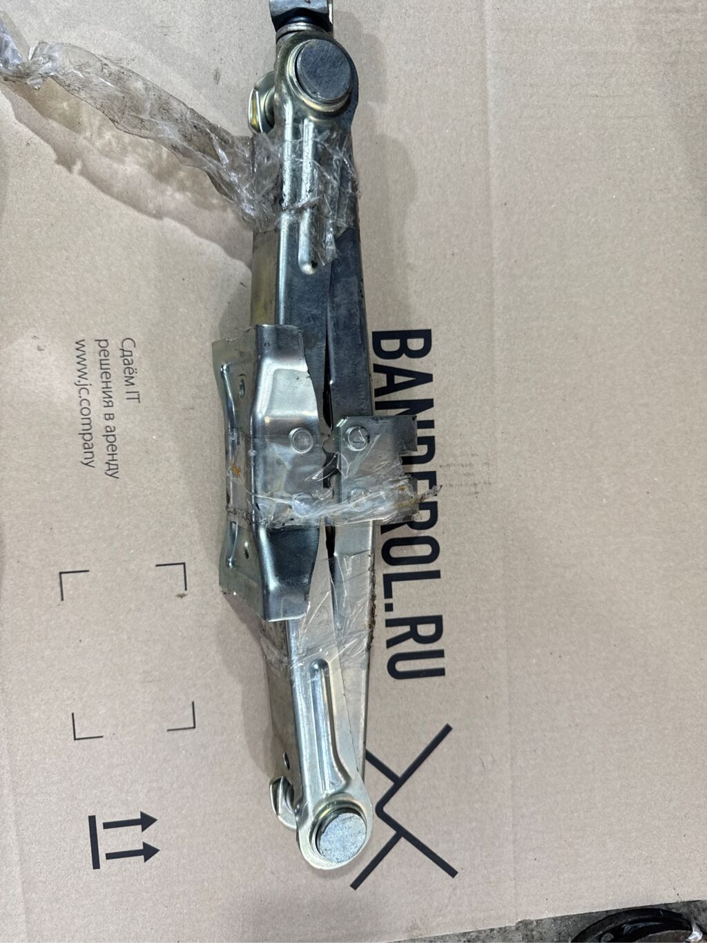 Домкрат на Nissan Elgrand E51