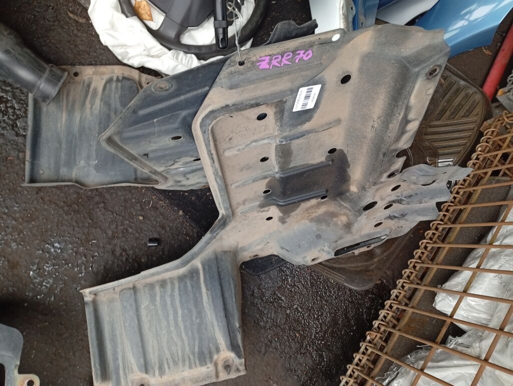 Защита двигателя на Toyota Noah ZRR70G 3ZR-FAE 51442-28150  51441-28170, Переднее расположение