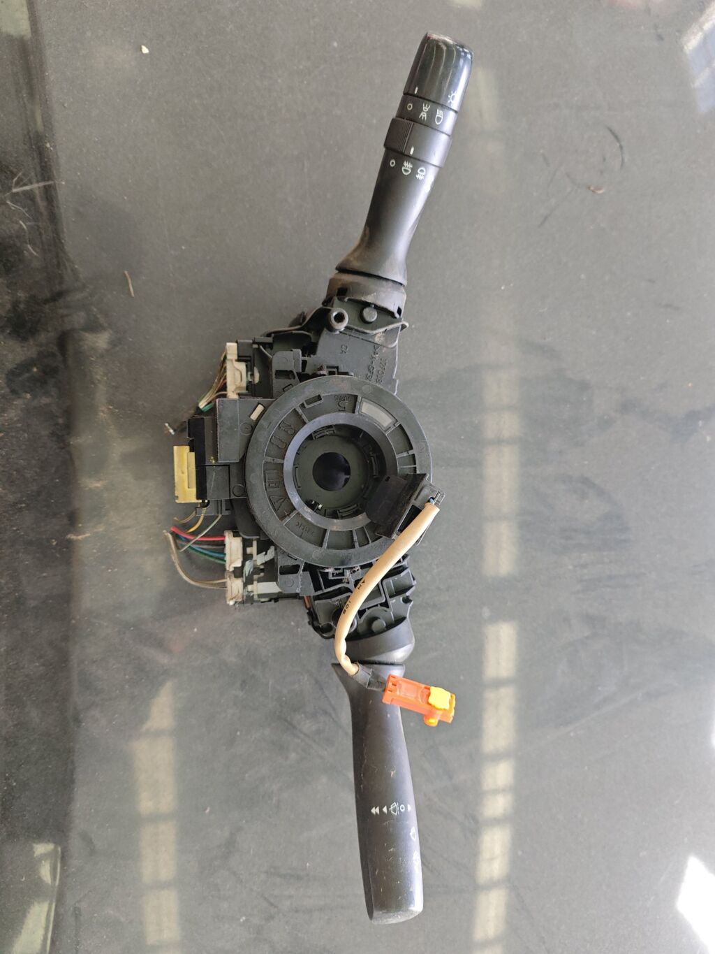 Переключатель поворотов на Toyota Corolla ZRE151L