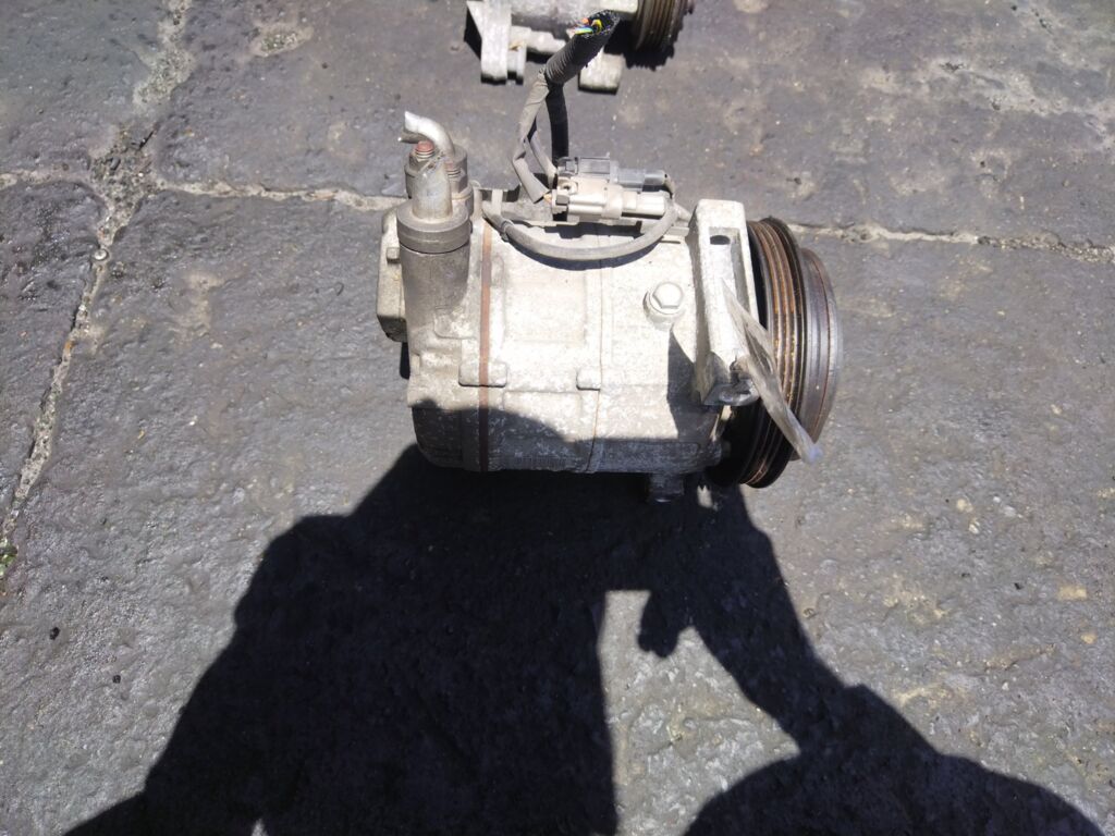 Компрессор кондиционера на Nissan Fuga Y50 VQ25HR 92600-EG00C