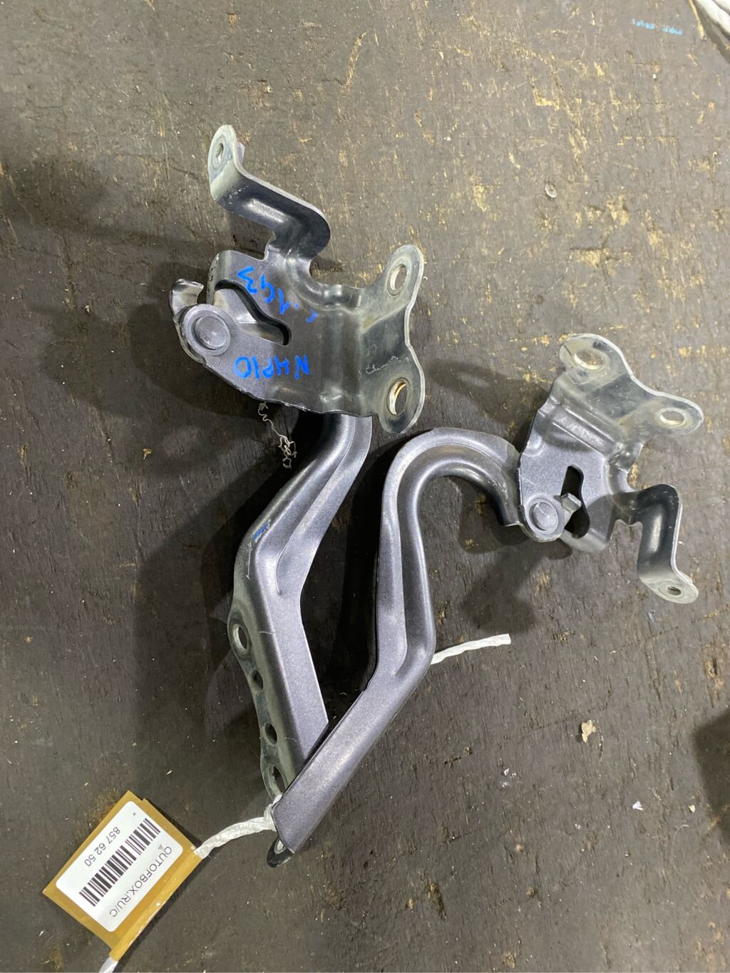 Крепление капота на Toyota Aqua NHP10