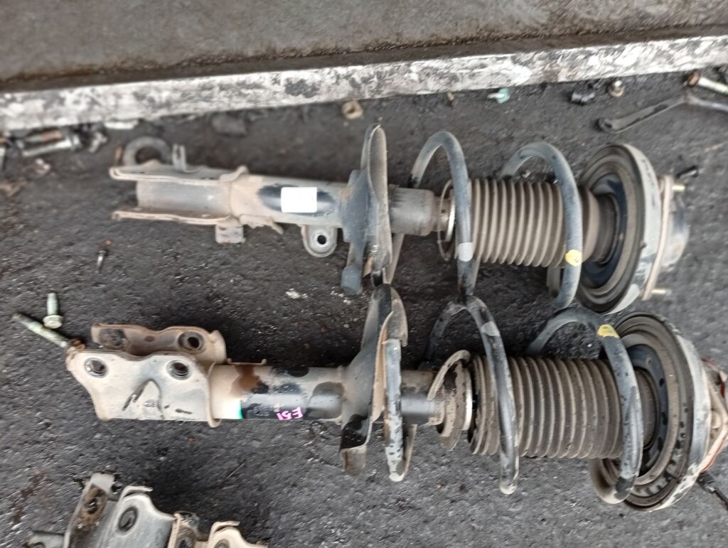 Стойка амортизатора на Nissan Elgrand E51 VQ35DE Фото 2