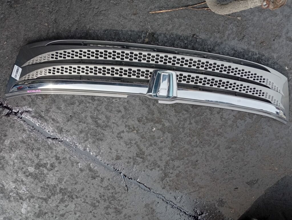 Решетка радиатора на Toyota Isis ANM10G 53101-44230