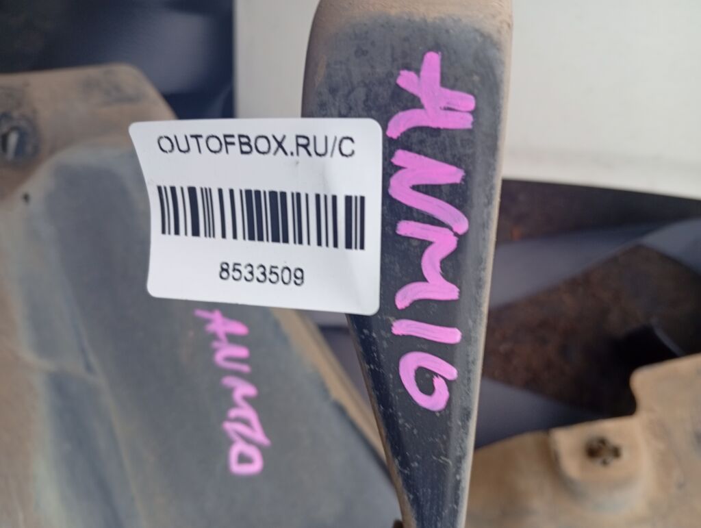 Крепление запасного колеса на Toyota Isis ANM10G