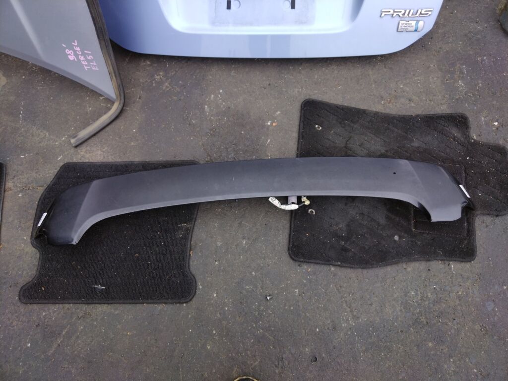 Спойлер на Toyota Voxy ZRR70G 76085-28150, Заднее расположение