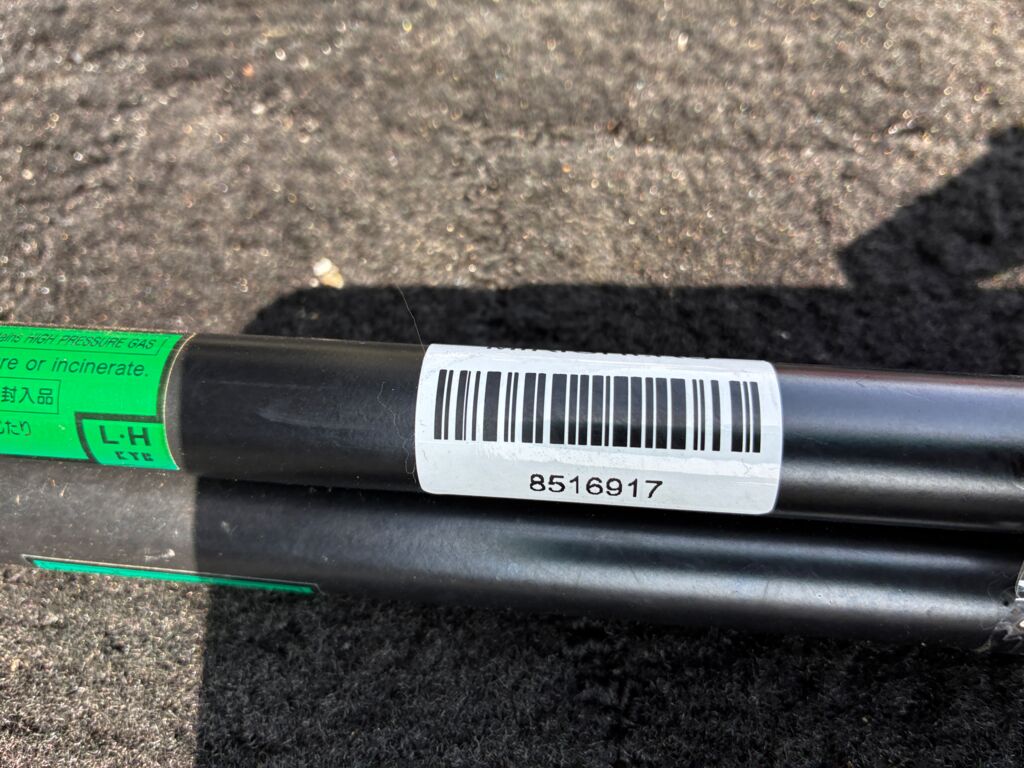 Амортизатор двери на Toyota Ist NCP60