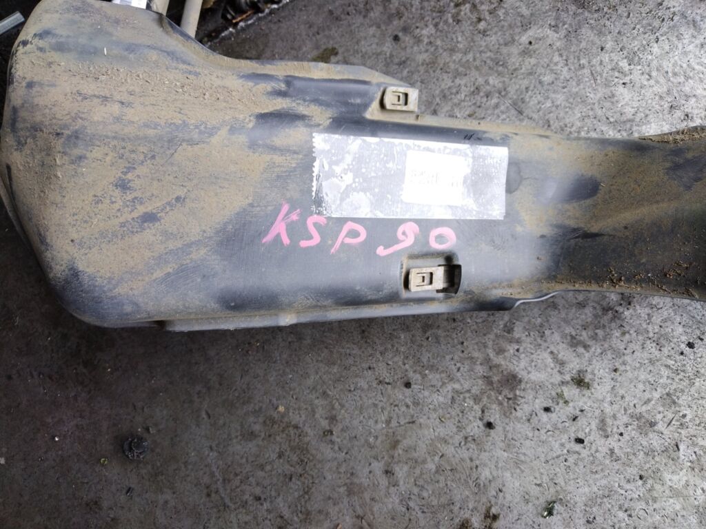Заливная горловина топливного бака на Toyota Vitz KSP90 1KR-FE