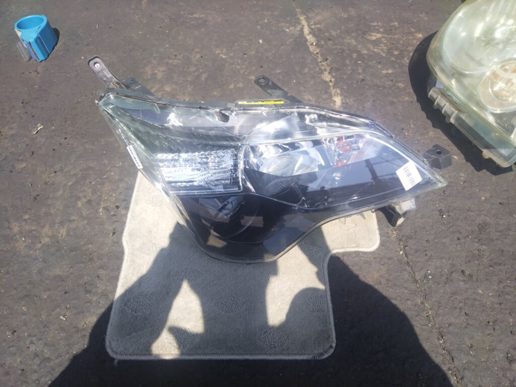 Фара на Toyota Spade NCP141 52-261, Правое расположение