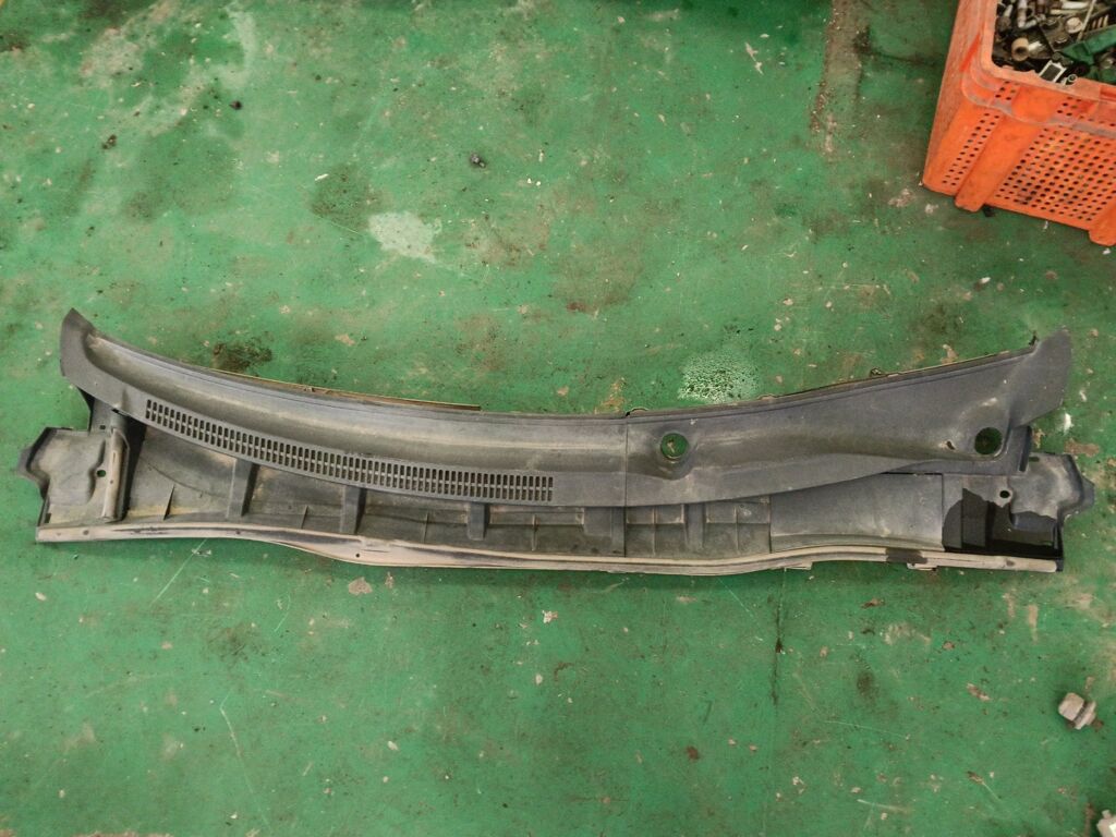 Решетка под лобовое стекло на Toyota Corolla ZZE150L 55782-02190  55781-02250
