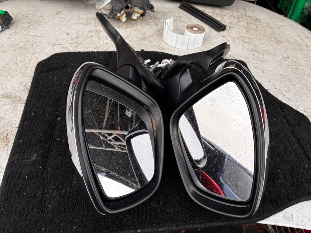 Зеркало двери боковой на Peugeot 208 VF3C