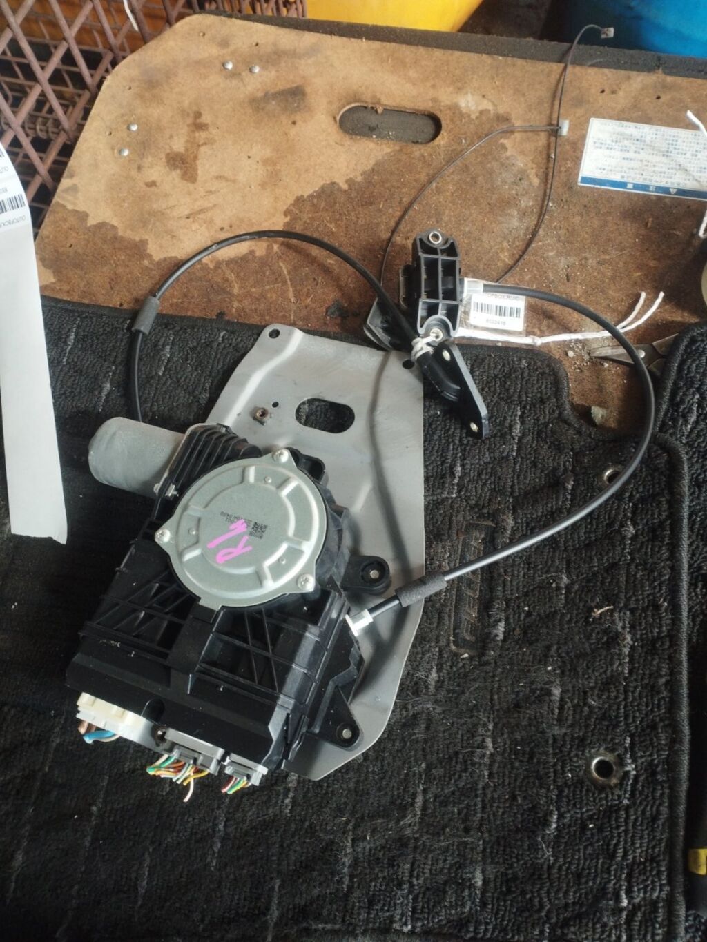 Доводчик двери на Honda Stepwgn RK5, Заднее Левое расположение