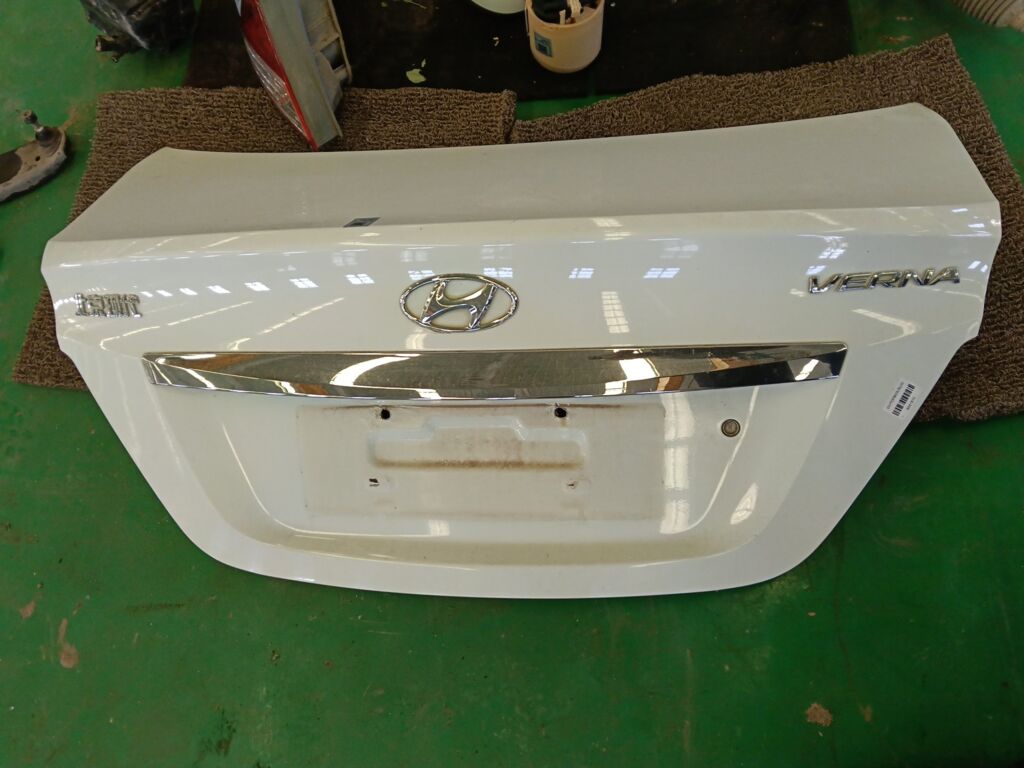 Крышка багажника на Hyundai Solaris RB
