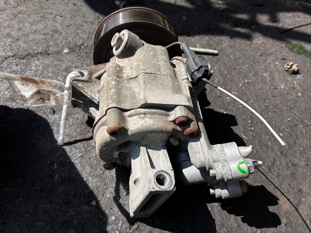 Компрессор кондиционера на Nissan Tiida C11 HR15DE 92600-ED07B