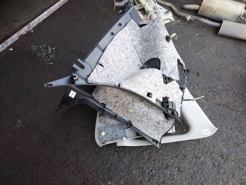 Обшивка багажника на Toyota Funcargo NCP21 64714-52080  64740-52120, Заднее расположение