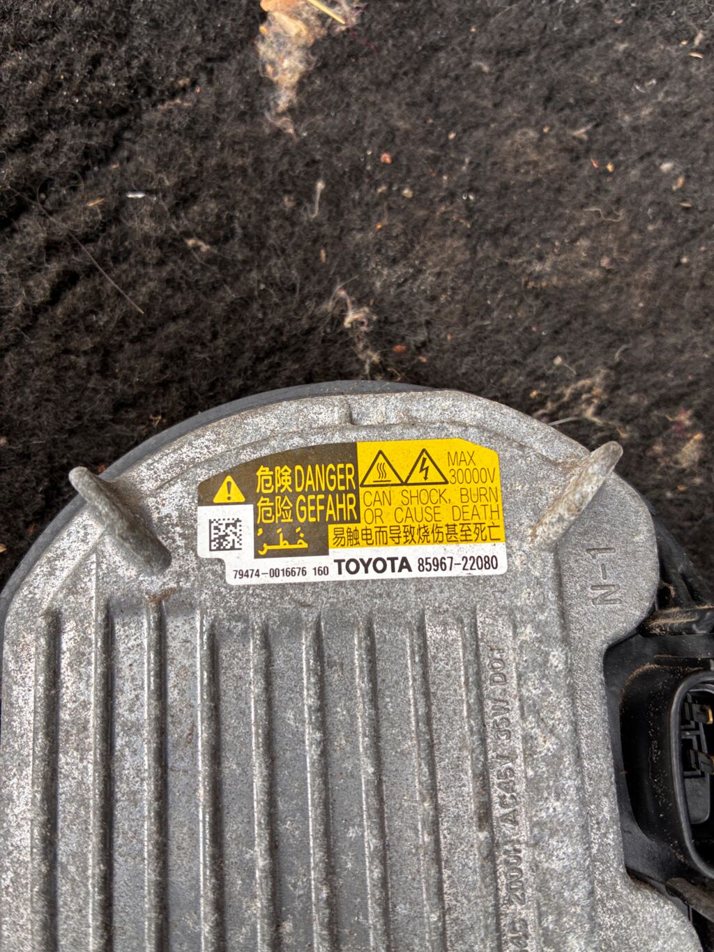 Блок розжига ксенона на Toyota Camry AVV50 85967-22080
