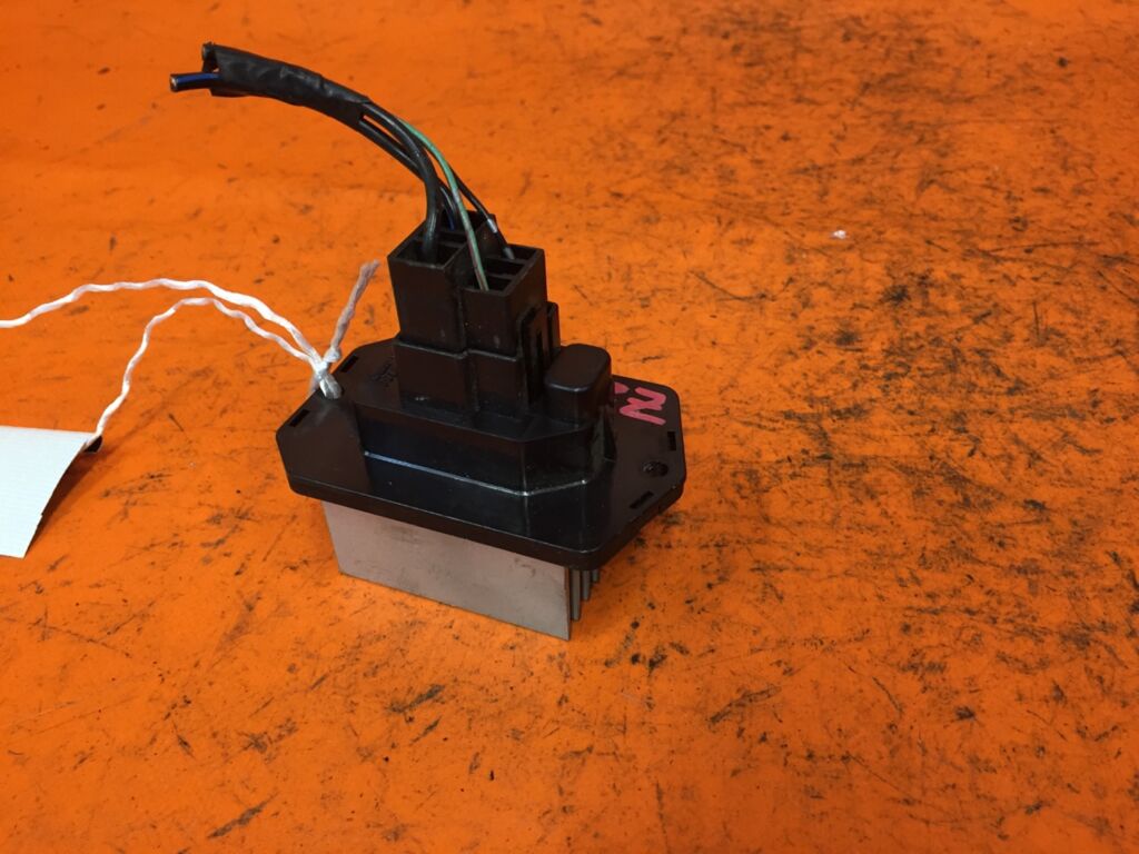 Регулятор скорости мотора отопителя на Mitsubishi Colt Z21A